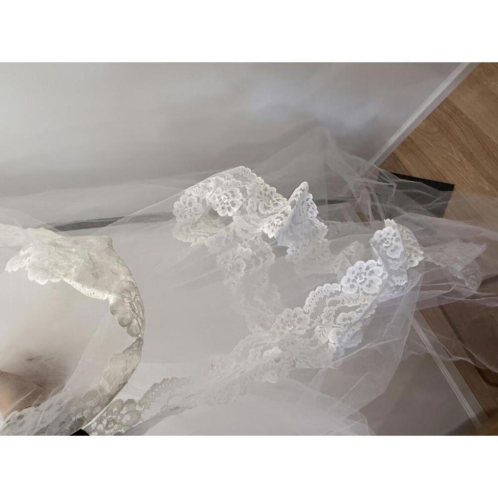 Very Long Vintage White Lace Trim Bridal Veil - Picture 9 of 14